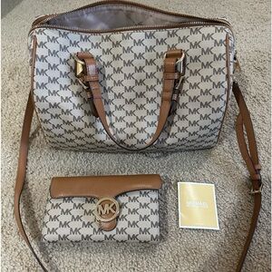 Michael Kors purse & matching wallet.  Barely used, in excellent condition.